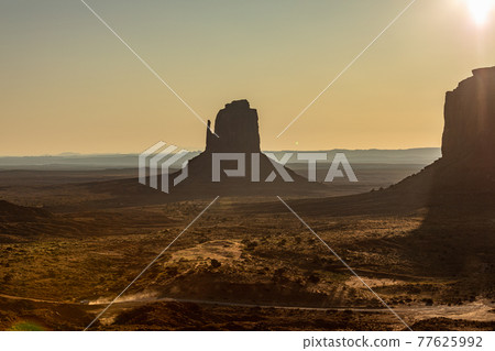 Monument Valley morning 77625992