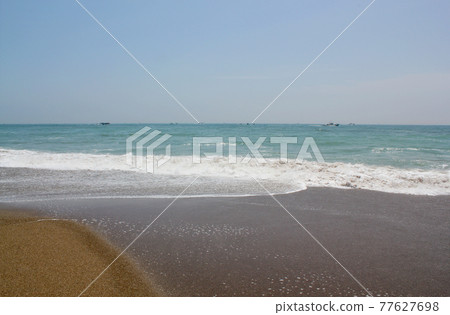 波濤洶湧的大海和漁船 波濤洶湧的大海和漁船 77627698