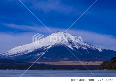 Snow-capped Mount Fuji, Japan 77627868