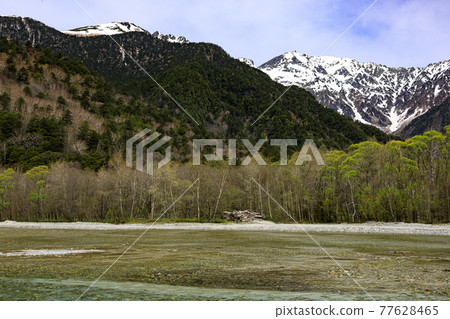 Spring in Kamikochi, a tourist attraction in Matsumoto City, Nagano Prefecture 77628465