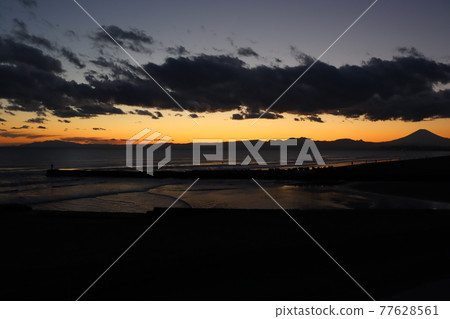 View of Mt. Fuji and Izu Peninsula from Kugenuma coast 77628561