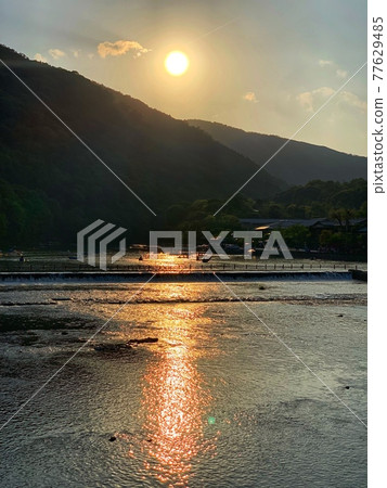 山上的日落 77629485
