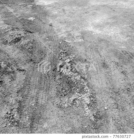 black and white wheel tracks detail 77630727