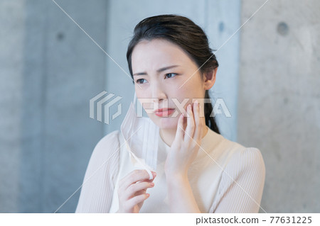 年輕女子擔心由於面膜粗糙的皮膚 77631225