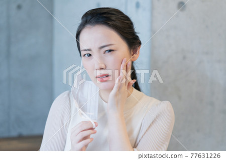 年輕女子擔心由於面膜粗糙的皮膚 77631226