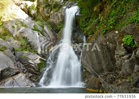 Returning waterfall Returning waterfall 77631916