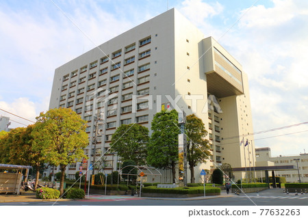 千葉縣船橋市港區的船橋市政府和路邊的樹木 77632263