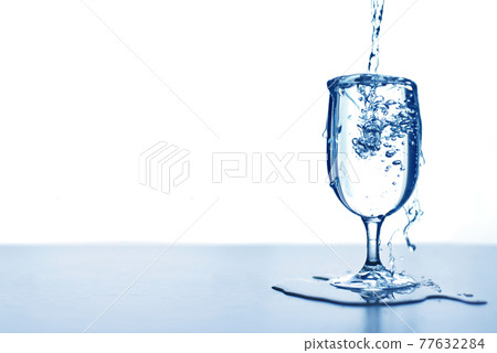 Pour water into a glass 77632284
