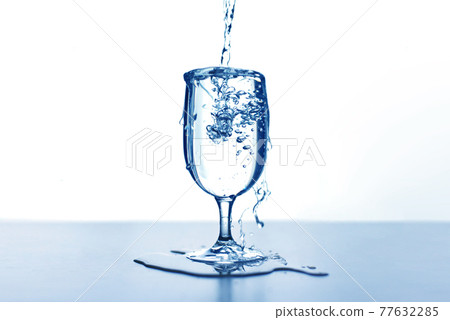 將水倒入玻璃杯中 將水倒入玻璃杯中 77632285