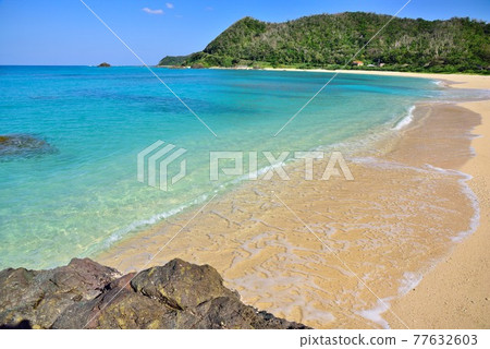Amami Oshima, a beautiful uttabaru beach on the beach Amami Oshima, a beautiful uttabaru beach on the beach 77632603