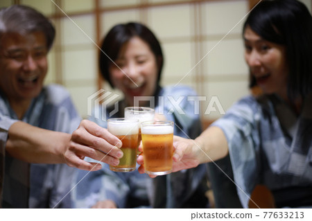 A toasting family 77633213