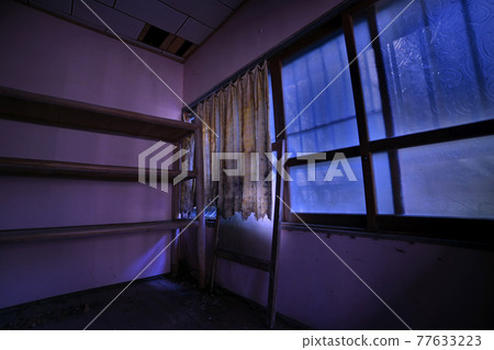 Ruins of an inn 77633223