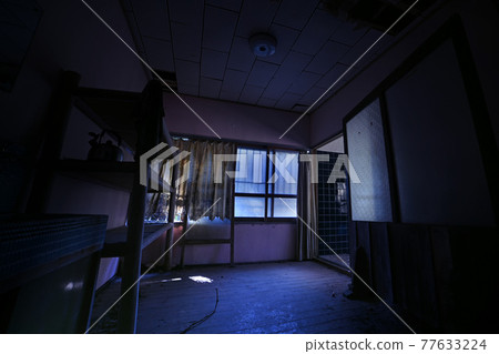 Ruins of an inn 77633224