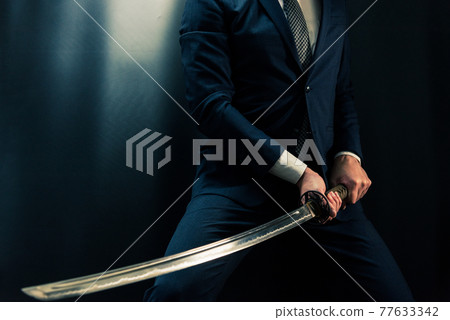 一個穿著西裝拿著日本劍的人 一個穿著西裝拿著日本劍的人 77633342