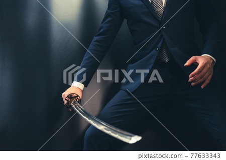一個穿著西裝拿著日本劍的人 77633343