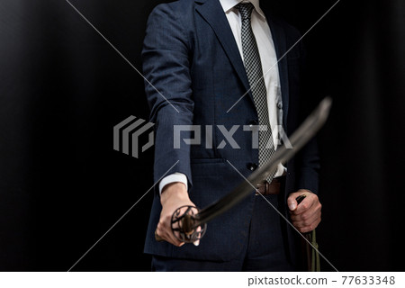 一個穿著西裝拿著日本劍的人 77633348