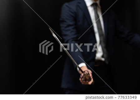 一個穿著西裝拿著日本劍的人 一個穿著西裝拿著日本劍的人 77633349