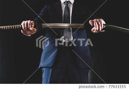 一個穿著西裝拿著日本劍的人 一個穿著西裝拿著日本劍的人 77633355