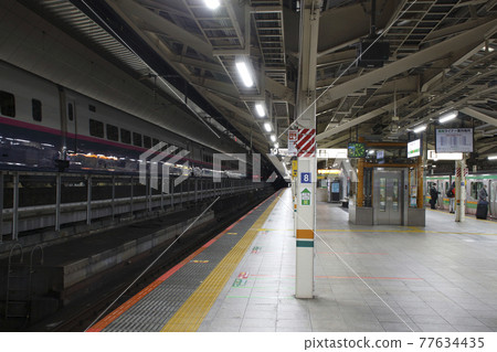 Tohoku-Hokkaido Line before the first train and Tokaido Line (Tokyo Station) Tohoku-Hokkaido Line before the first train and Tokaido Line (Tokyo Station) 77634435
