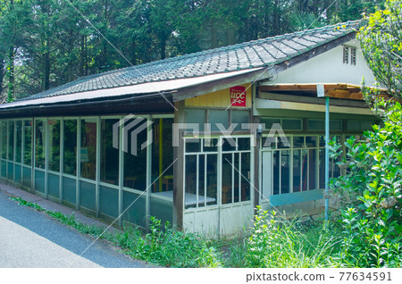 在山的老被鍍鋅的鐵牆壁小屋 在山的老被鍍鋅的鐵牆壁小屋 77634591
