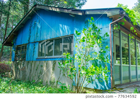 Old galvanized iron wall hut in the mountains Old galvanized iron wall hut in the mountains 77634592