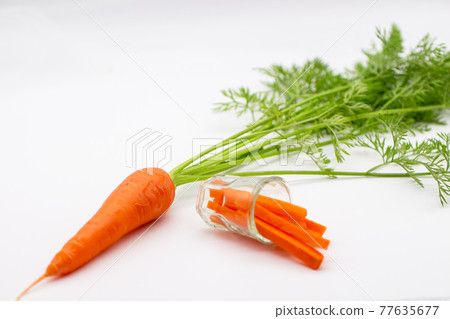 帶葉子的新鮮胡蘿蔔 77635677