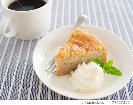 香蕉蛋糕加奶油和熱咖啡 香蕉蛋糕加奶油和熱咖啡 77637293