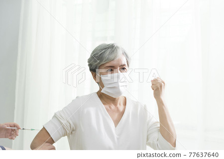 勇敢打疫苗的婦女 77637640