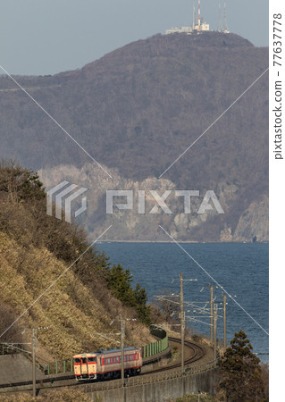 [Vertical composition] South Hokkaido Railway Company, a train that runs behind Mt. Hakodate 77637778