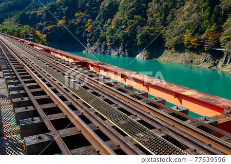 通往奧江湖站的橋 77639596
