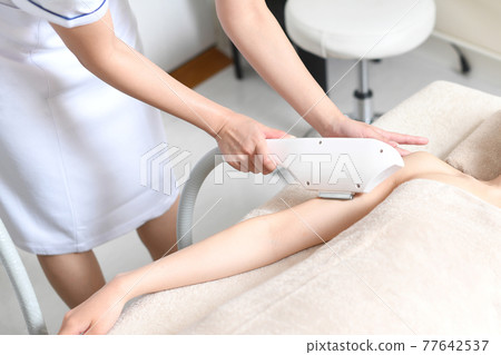 正在脫毛的年輕女子 正在脫毛的年輕女子 77642537