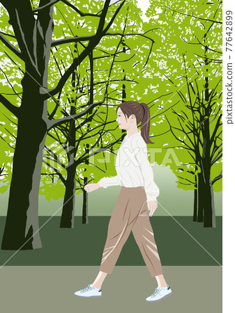 走在公園樹上的女人 77642899