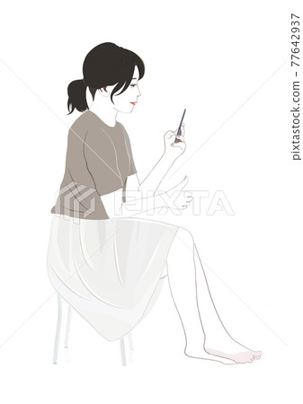 一個女人坐在椅子上,看著她的智能手機 一個女人坐在椅子上,看著她的智能手機 77642937