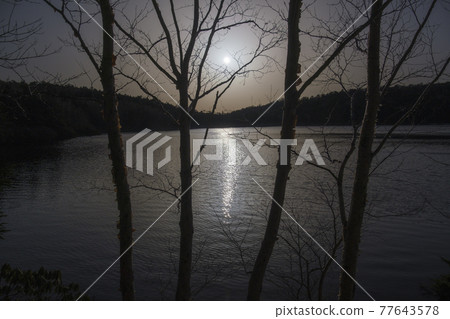 八岳北部的白駒池和余雪 77643578