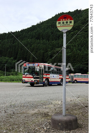 福島交通巴士停靠在福島郡山熱海熱海湖 福島交通巴士停靠在福島郡山熱海熱海湖 77643743