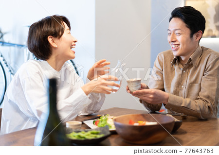 喝清酒的女人 77643763