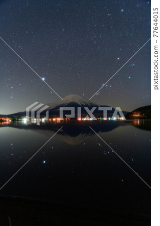 Winter starry sky and Mt. Fuji from Lake Yamanaka, Yamanashi Prefecture 77644015