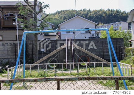 Unmanned park 6 ｜ Front of swing 77644502