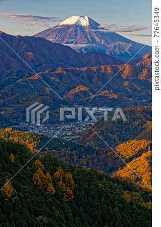 從久岐山看清晨的群山和富士山 77645349