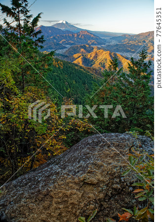 從久喜山和天貴羽看的晨光山和富士山 從久喜山和天貴羽看的晨光山和富士山 77645351
