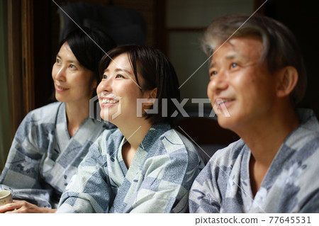 Smile parent and child 77645531