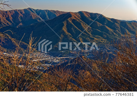 從久木山看到的扇山和權現山 77646381