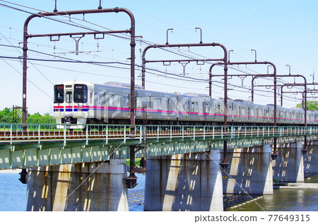 Keio Line passing through the Tamagawa Bridge 77649315