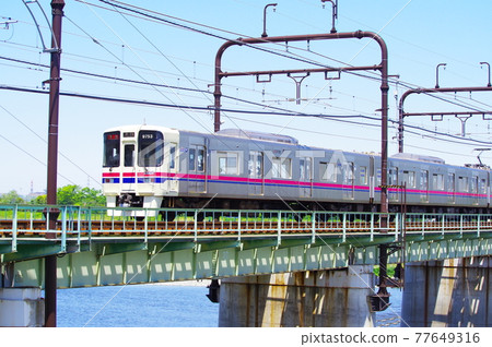 Keio Line passing through the Tamagawa Bridge 77649316