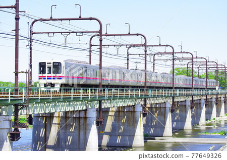 Keio Line passing through the Tamagawa Bridge 77649326