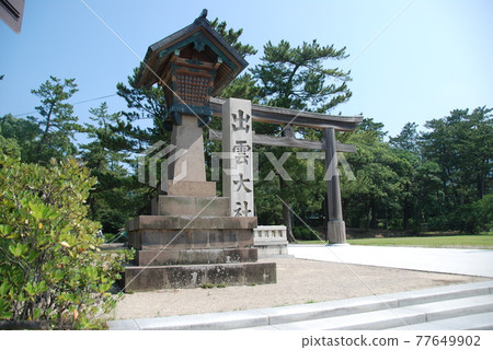 出雲大社·葬禮的第二個牌坊(木製前牌坊)(島根町島根縣) 出雲大社·葬禮的第二個牌坊(木製前牌坊)(島根町島根縣) 77649902