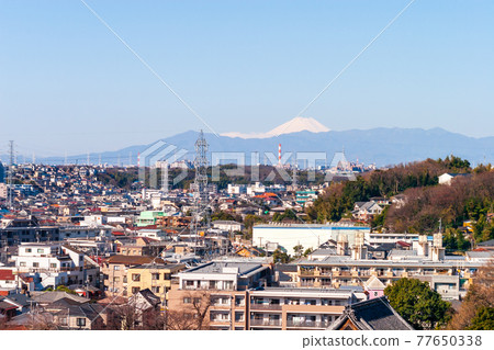 白雪皚皚的富士山、藍天、城市景觀、冬季從橫濱看到的山脈 白雪皚皚的富士山、藍天、城市景觀、冬季從橫濱看到的山脈 77650338