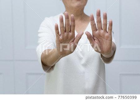 一位銀髮白髮的年長婦女在落地窗旁 一位銀髮白髮的年長婦女在落地窗旁 77650399