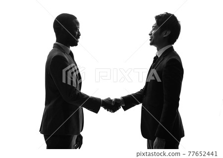 一個跨國商人握手的剪影 77652441