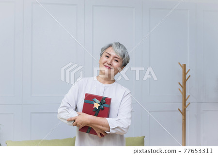 母親節收到禮物的媽媽,她非常開心和感動 母親節收到禮物的媽媽,她非常開心和感動 77653311
